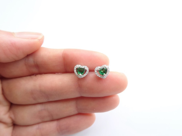 訂製 – 天然沙佛萊石心形切割鑲鑽 18K 白金耳環 – 祖母綠色系 第4張的照片