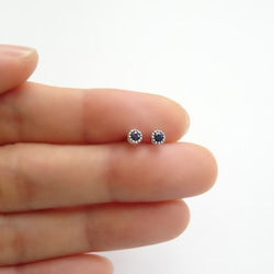 迷你天然藍寶石 珠邊包鑲 純 18K 白金耳釘耳環 第5張的照片