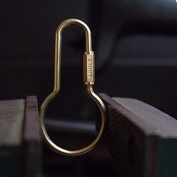 【ADOLE】真皮字母黃銅鑰匙圈 / 圓壺型 第1張的照片
