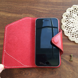 iPhone7case ヌメ牛革  手縫い 手染めRed 写真が撮りやすい手帳型*現品限り 2枚目の画像