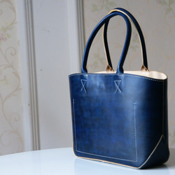 《受注製作》イタリア牛革 手縫い 手染めブルー ふっくらトートバッグ 大 3枚目の画像