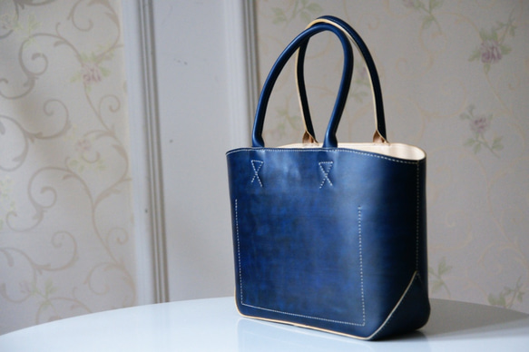 《受注製作》イタリア牛革 手縫い 手染めブルー ふっくらトートバッグ 大 3枚目の画像