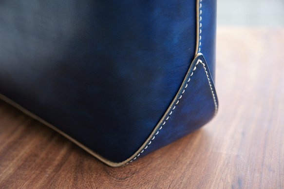 《受注製作》イタリア牛革 手縫い 手染めブルー ふっくらトートバッグ 大 5枚目の画像