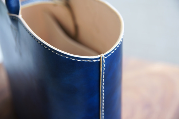 《受注製作》イタリア牛革 手縫い 手染めブルー ふっくらトートバッグ 大 7枚目の画像