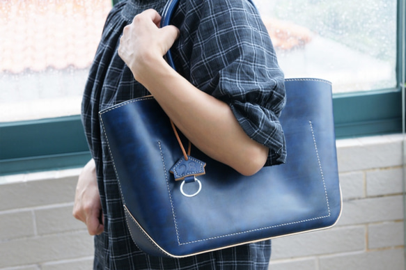 《受注製作》イタリア牛革 手縫い 手染めブルー ふっくらトートバッグ 大 9枚目の画像