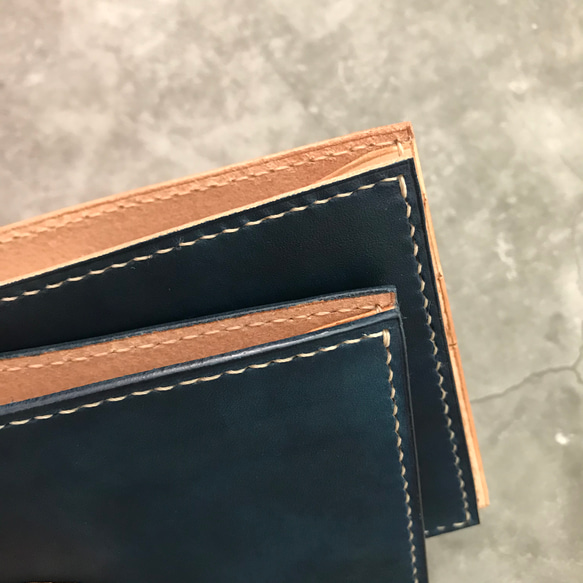 イタリアヌメ革 手縫い二つ折り財布 手染めブルー 2枚目の画像