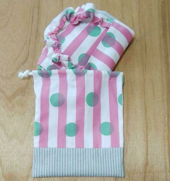 子供 エプロン･三角巾･収納袋 3点セット ピンクストライプ×グリーンドット カラフル 3枚目の画像