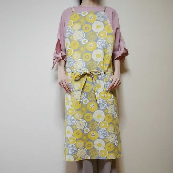 バッククロスワンピースみたいなロングエプロンドレスホワイト バッククロスワンピースみたいなロングエプロンドレスホワイト