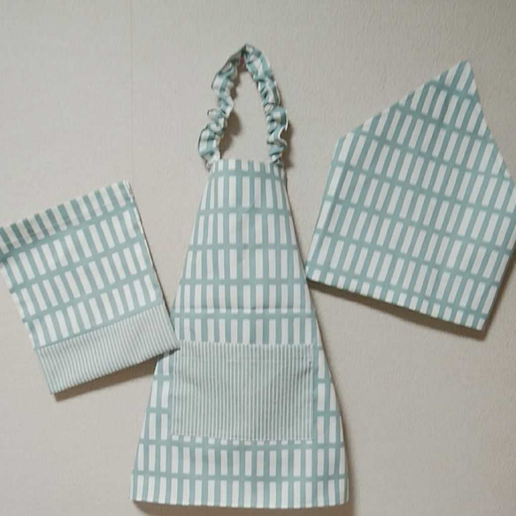 子供 エプロン・三角巾・収納袋 3点セット 北欧風　格子柄 スモークブルー 1枚目の画像