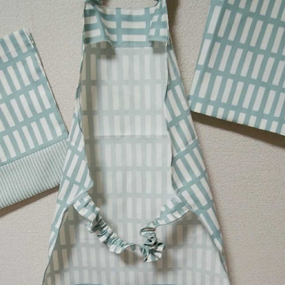 子供 エプロン・三角巾・収納袋 3点セット 北欧風　格子柄 スモークブルー 2枚目の画像