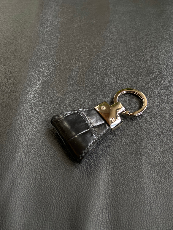 コロナに負けるなセール‼️エキゾチックレザー　クロコダイル　ワニ革のキーホルダー　黒色　本クロコ 2枚目の画像
