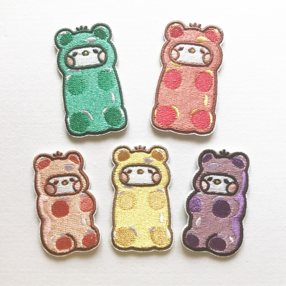 布の種のバイオ|クマのグミ刺繍作品/ブローチ 1枚目の画像