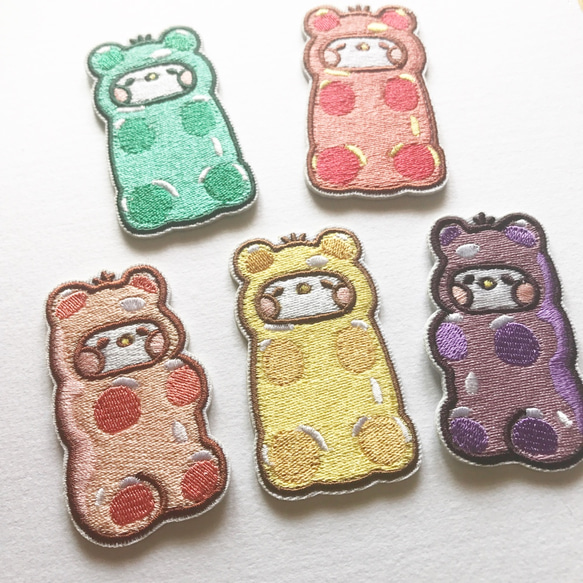 布の種のバイオ|クマのグミ刺繍作品/ブローチ 2枚目の画像