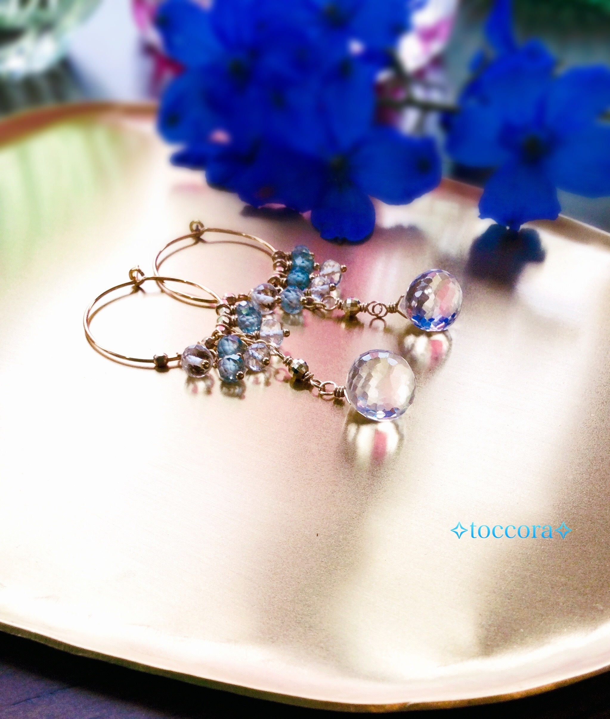 天然石と14kgfꕤ*.ﾟフープピアス〜オニオンカットホワイトトパーズとブルージルコンの、あふれる清涼感〜