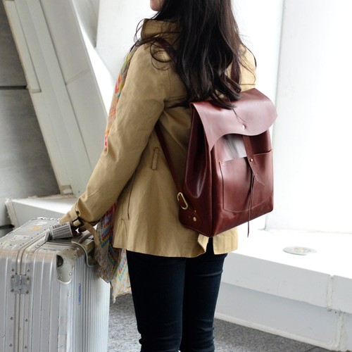 自由を見つけるために海外旅行に赤茶色の革の長さ調節した後、[CC 
