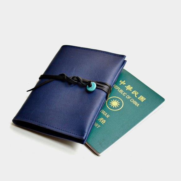 【海神的入山證】義大利植鞣牛皮護照套 藍色皮革護照夾 出國旅遊必備 客製刻字當禮物 繞繩 椰殼 民族風 第1張的照片