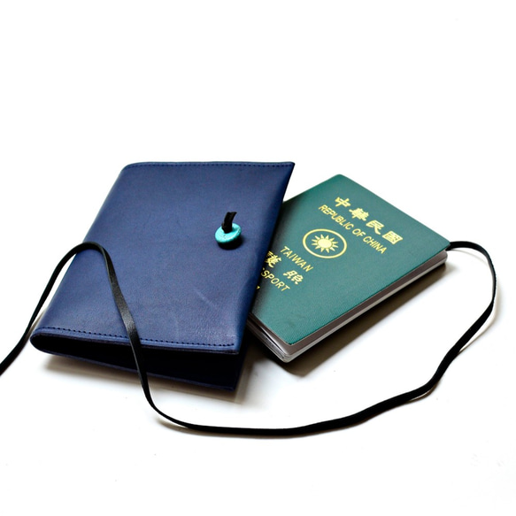【海神的入山證】義大利植鞣牛皮護照套 藍色皮革護照夾 出國旅遊必備 客製刻字當禮物 繞繩 椰殼 民族風 第3張的照片