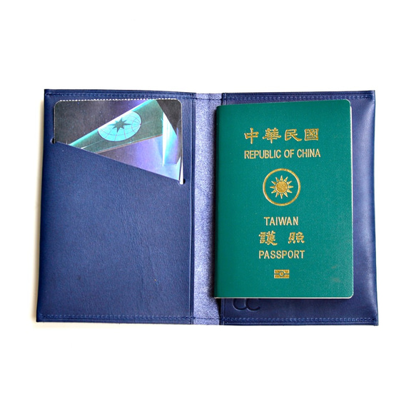 【海神的入山證】義大利植鞣牛皮護照套 藍色皮革護照夾 出國旅遊必備 客製刻字當禮物 繞繩 椰殼 民族風 第7張的照片