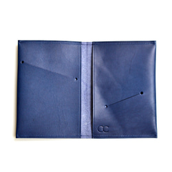 【海神的入山證】義大利植鞣牛皮護照套 藍色皮革護照夾 出國旅遊必備 客製刻字當禮物 繞繩 椰殼 民族風 第9張的照片