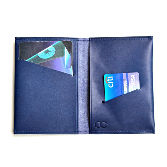 【海神的入山證】義大利植鞣牛皮護照套 藍色皮革護照夾 出國旅遊必備 客製刻字當禮物 繞繩 椰殼 民族風 第10張的照片