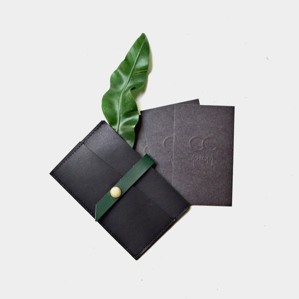 【叢林夜曲的製作人】牛皮名片夾 黑色綠色皮革 可放卡片悠遊卡信用卡 客製刻字當禮物 第1張的照片