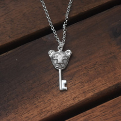 微笑母獅子鑰匙 | 9純銀項鍊 女款 可加購刻字 情人節禮物 第1張的照片