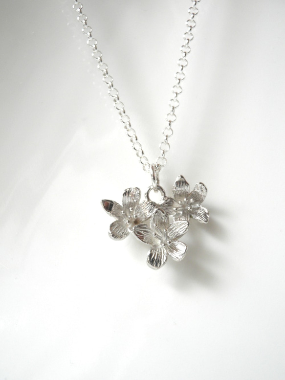 三朵油桐花 | 立體項鍊 925純銀 細鍊 花朵 手工銀飾 情人禮物 第8張的照片