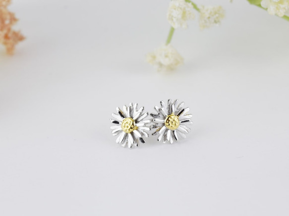 小雛菊的春天 | 可改夾式 純銀/鍍K金/鍍白K耳環 花朵耳環 第3張的照片