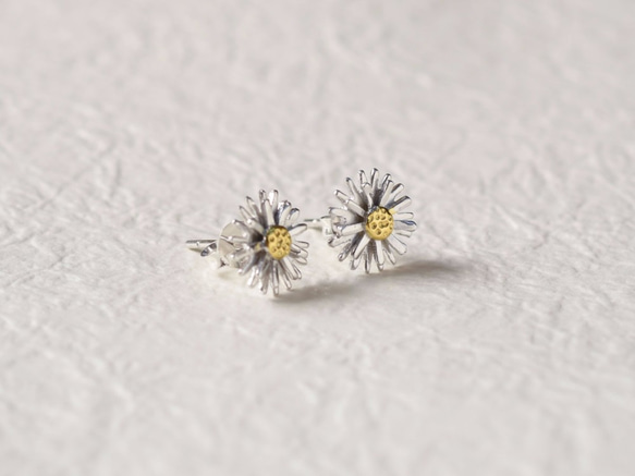 小雛菊的春天 | 可改夾式 純銀/鍍K金/鍍白K耳環 花朵耳環 第2張的照片