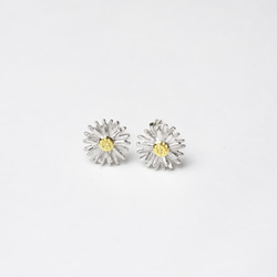 小雛菊的春天 | 可改夾式 純銀/鍍K金/鍍白K耳環 花朵耳環 第4張的照片