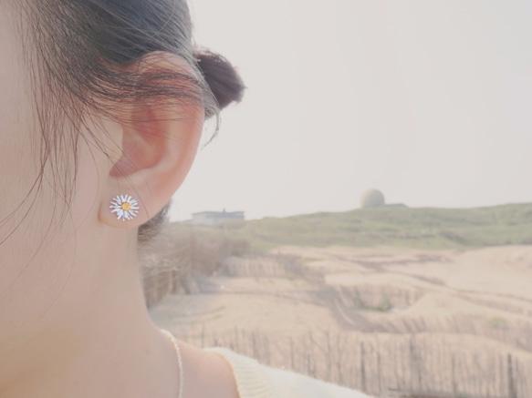 小雛菊的春天 | 可改夾式 純銀/鍍K金/鍍白K耳環 花朵耳環 第6張的照片