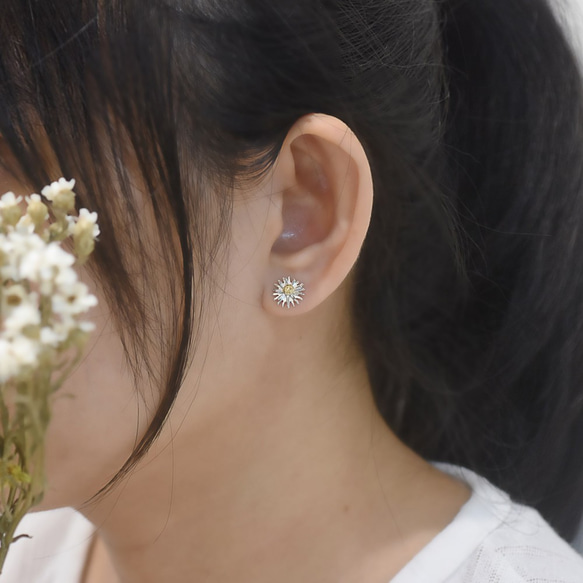 小雛菊的春天 | 可改夾式 純銀/鍍K金/鍍白K耳環 花朵耳環 第5張的照片