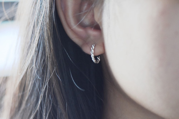 麻花捲 | 圈式耳環 925純銀 女款 簡約 手工銀飾 情人節禮物 第1張的照片