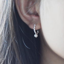 珍珠麻花捲 | 925純銀 圈式耳環 簡約 手工銀飾 第1張的照片