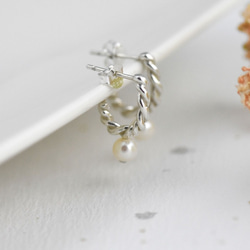 珍珠麻花捲 | 925純銀 圈式耳環 簡約 手工銀飾 第6張的照片