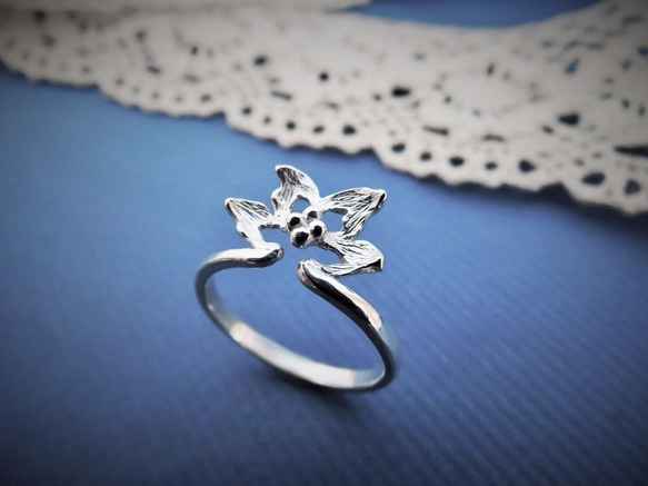 手指上的一朵花 (純銀戒指 女款 花朵 手工銀飾 情人節) 第1張的照片