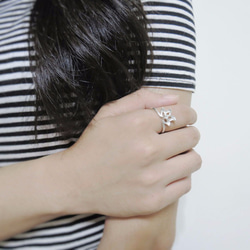 手指上的一朵花 (純銀戒指 女款 花朵 手工銀飾 情人節) 第5張的照片