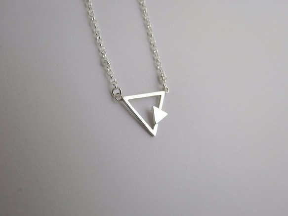 裸系 - 三角形 | 純銀項鍊 鎖骨鍊 細鍊 手工銀飾 第2張的照片