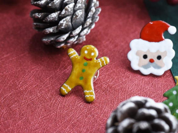 クリスマスグッドQシリーズ - クリスマスツリー、ジンジャーブレッドマン、サンタクロース（珐琅バッジブローチ）:: C％ハンドメ 3枚目の画像