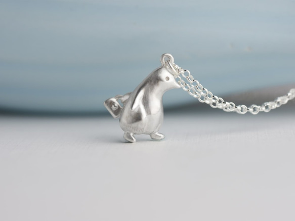仕事に追いつくペンギン | 立体ネックレス 細いネックレス シルバー925 可愛い 動物 ハンドメイド シルバージュエリー 2枚目の画像