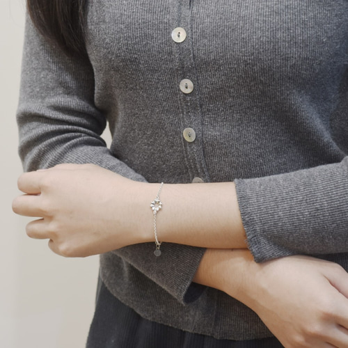 シルバー 装飾的な花模様 ブレスレットバンド 花 ブレスレット 腕飾り バングル 調節可能 アクセサリー 上品