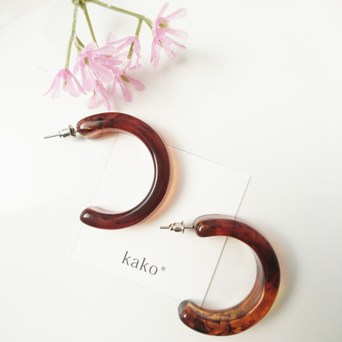 大ぶりC型べっ甲風ピアス ピアス（フープ） kako* 通販｜Creema 
