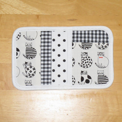 二つ折りパスケース★ネコ柄（白×黒） 3枚目の画像