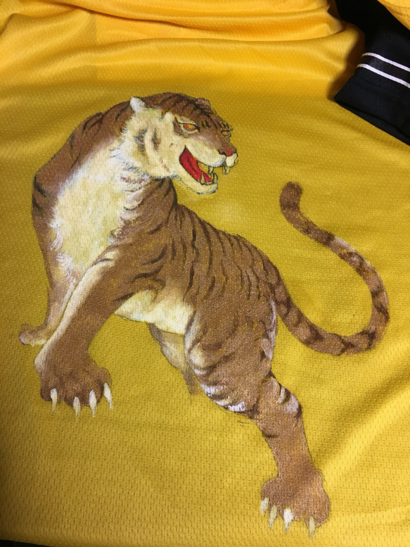 阪神タイガースユニフォームに手描きの虎描きます。 2枚目の画像