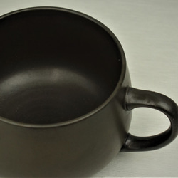 8.5×6.3ｃｍ　黒マット釉　マグカップ（小・白土） 2枚目の画像