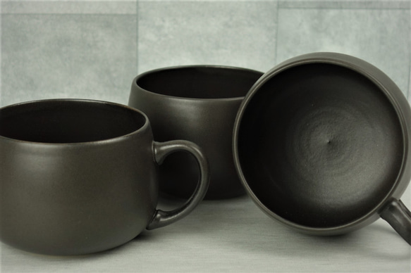 8.5×6.3ｃｍ　黒マット釉　マグカップ（小・白土） 3枚目の画像