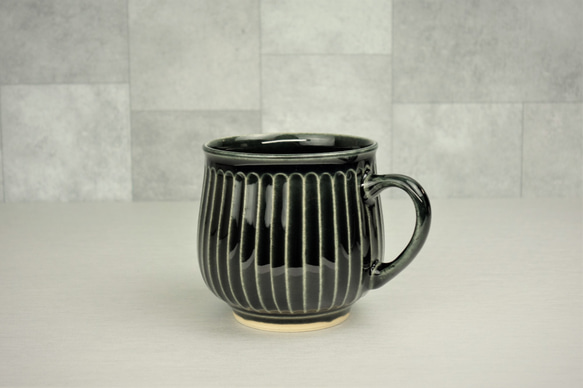 8.2×8.2ｃｍ　黒釉（光沢）　鎬マグカップ 1枚目の画像