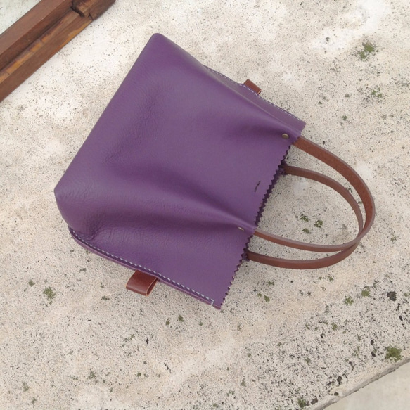 迷你側背包,斜背包,隨身包,相機包,手機包,托特小包手工縫製,真皮,紫色 第1張的照片