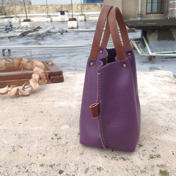 迷你側背包,斜背包,隨身包,相機包,手機包,托特小包手工縫製,真皮,紫色 第5張的照片