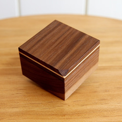 包容-缺角系列 / 胡桃木木戒盒-深邃經典款(可加購客製鐳雕) 第2張的照片